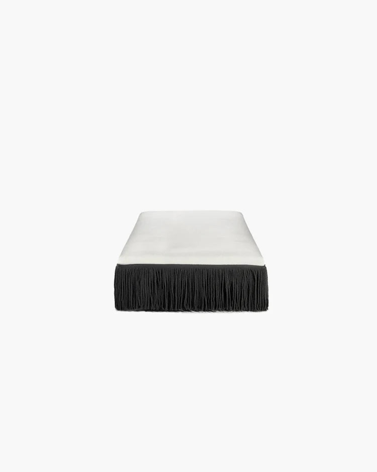 Pouf L blanc avec franges noires Frin