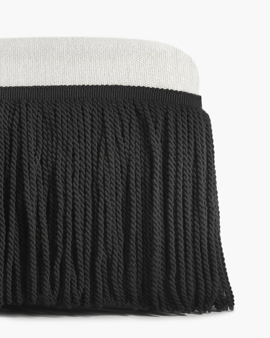 Pouf L blanc avec franges noires Frin