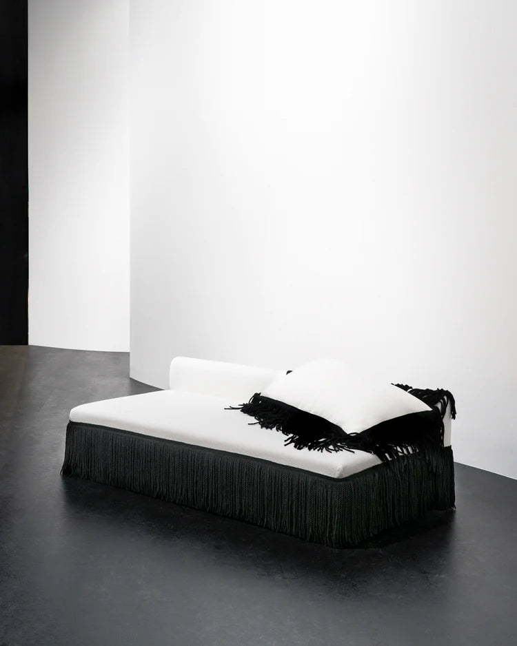 Sofa with 1 white cushion with black fringes Frou