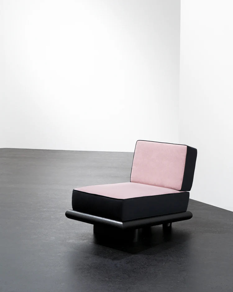 Roze fluwelen bank + zwart linnen + zwart gebeitst eiken frame Ono 1