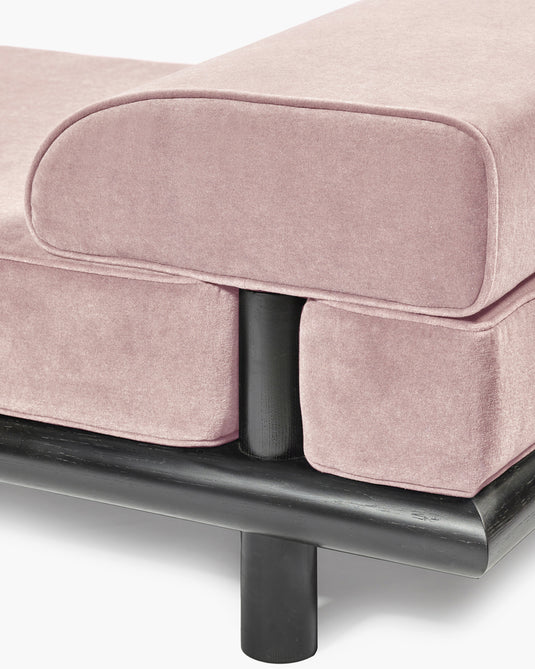 Beth roze fluwelen slaapbank + zwart gebeitst eiken frame