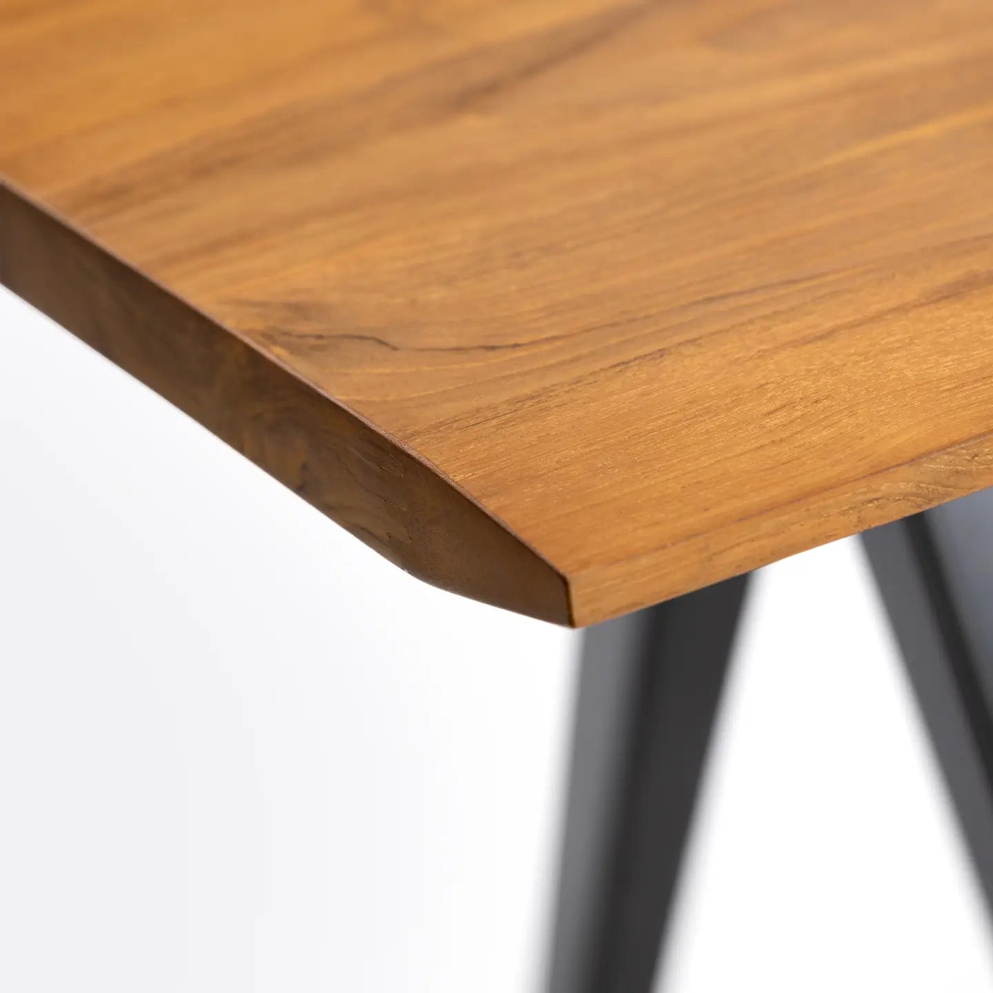 Liku dining table