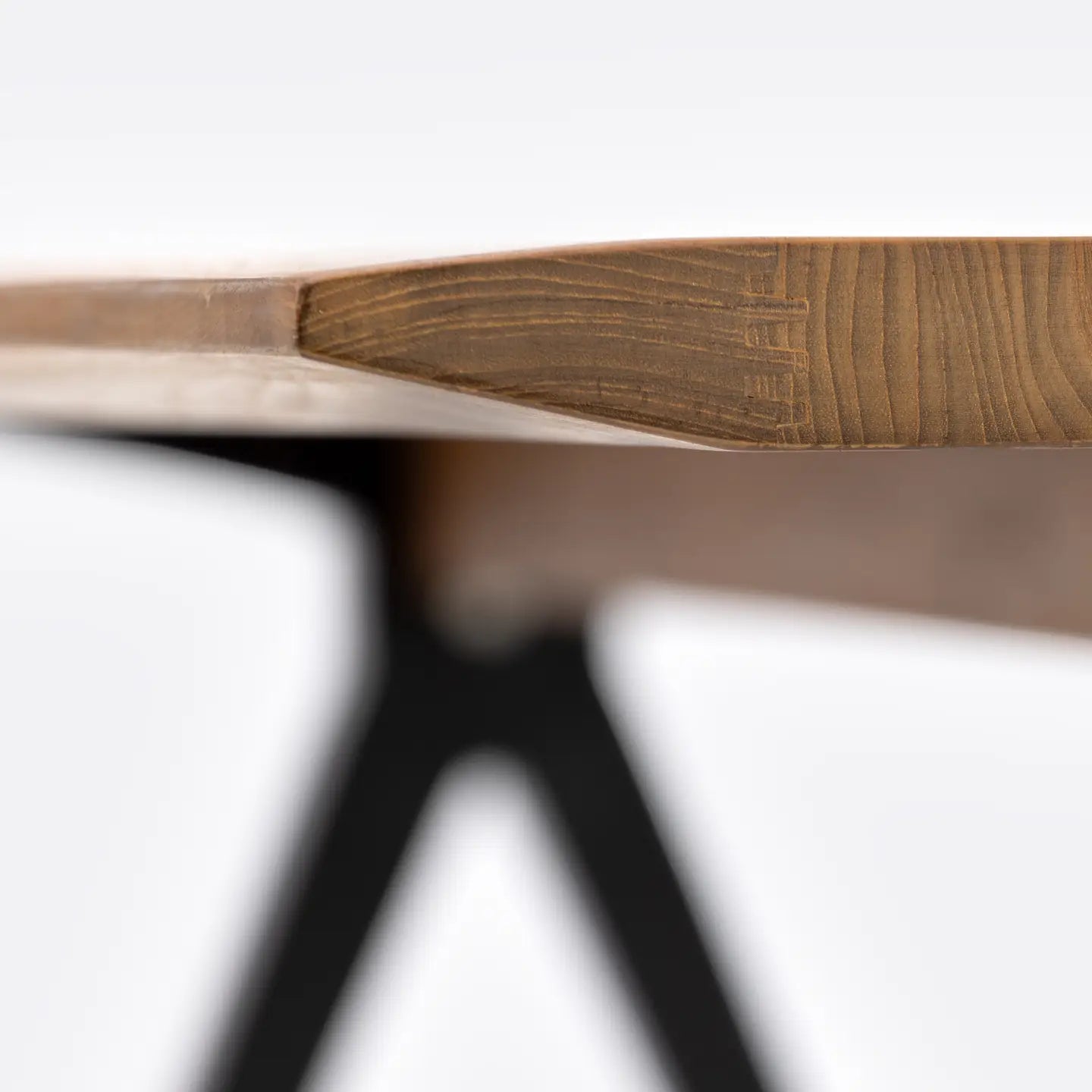 Liku dining table