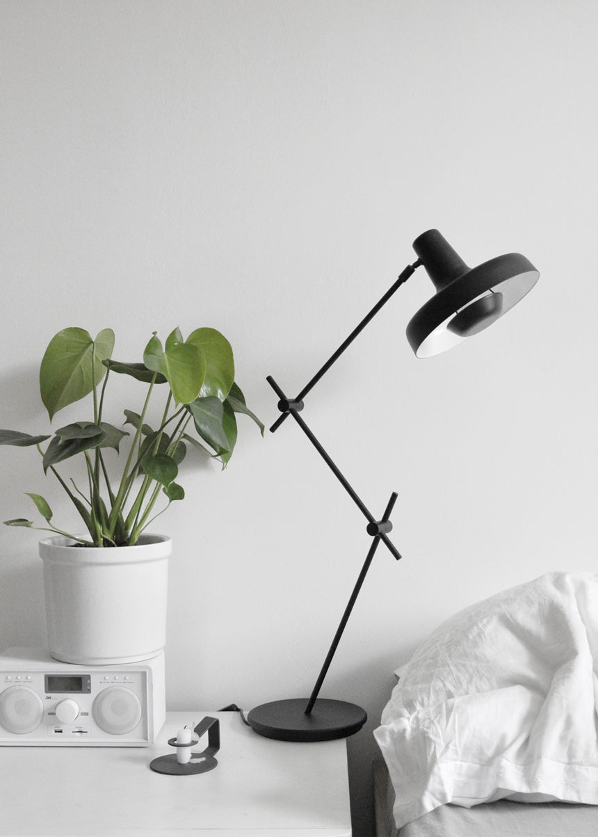 Arigato black table lamp