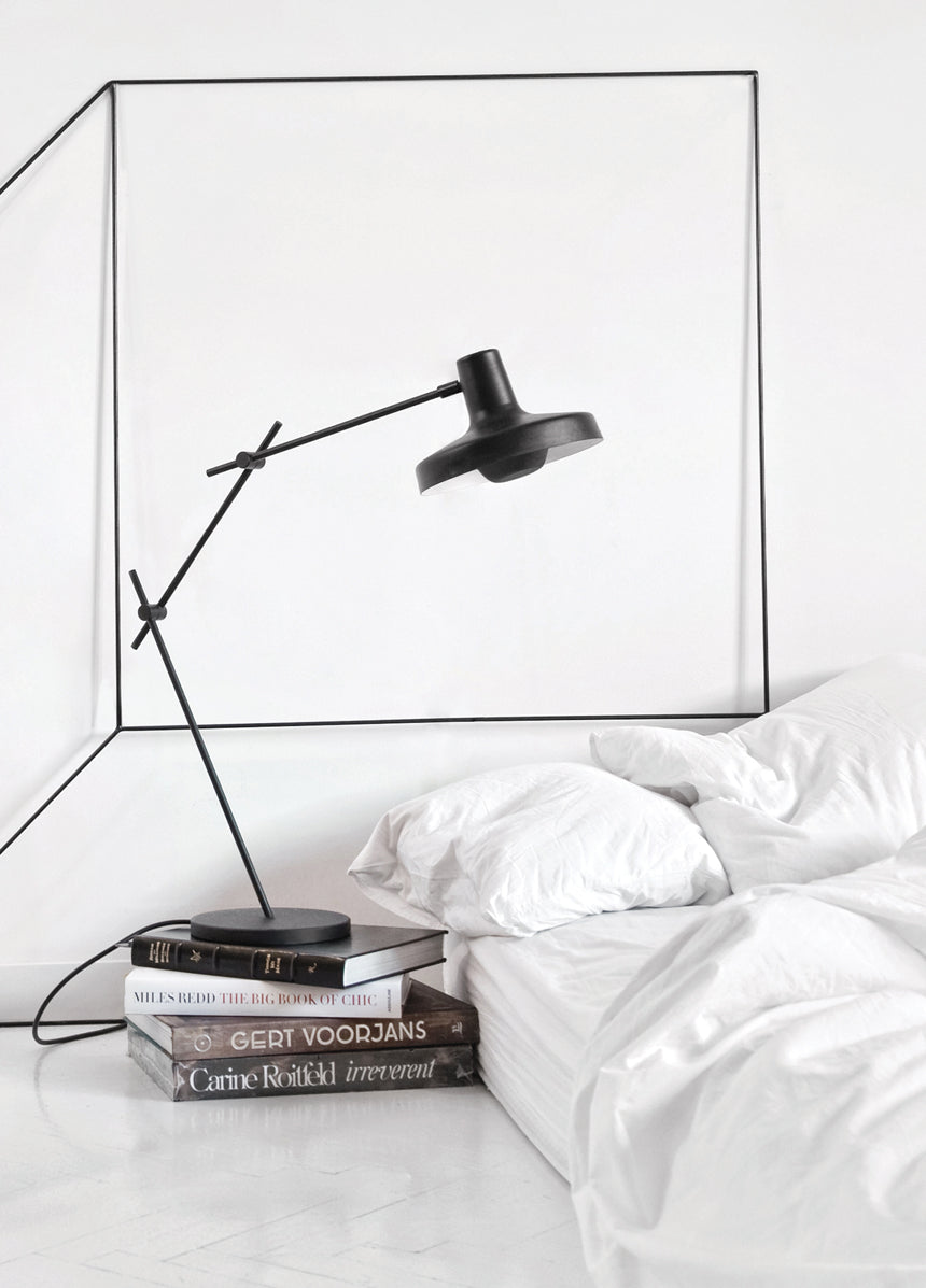 Arigato black table lamp