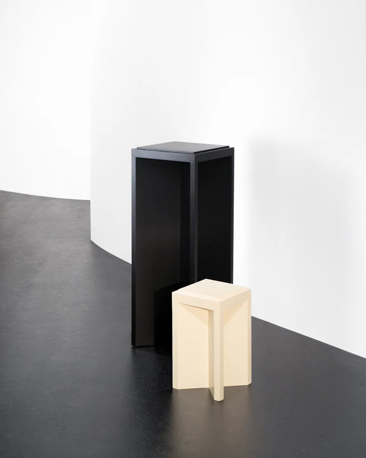 Kubé 5 black oak pedestal