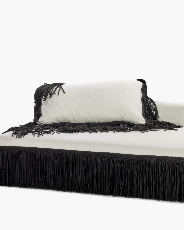 Coussin supplémentaire blanc avec franges noires Frou