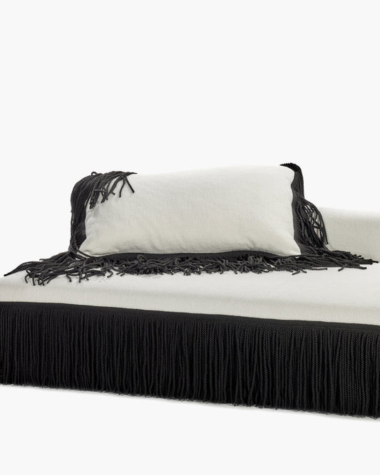 Coussin supplémentaire blanc avec franges noires Frou