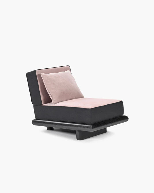 Roze fluwelen bank + zwart linnen + zwart gebeitst eiken frame Ono 1