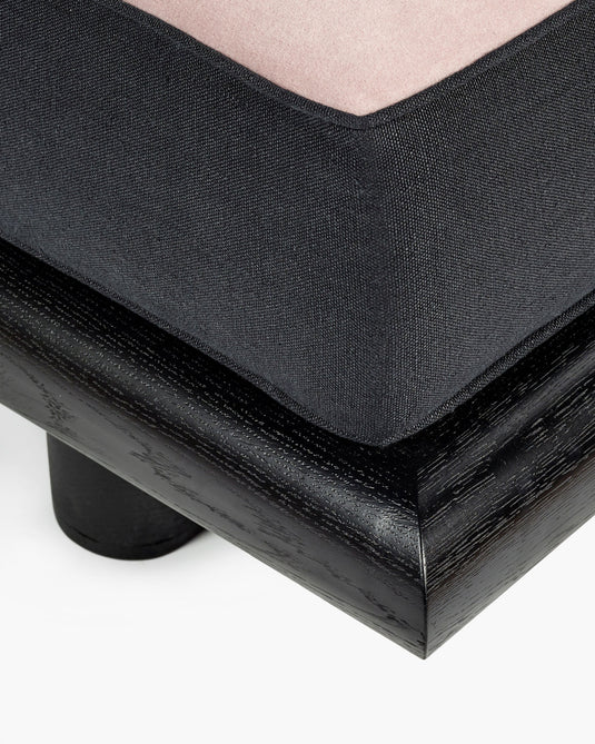 Roze fluwelen bank + zwart linnen + zwart gebeitst eiken frame Ono 1