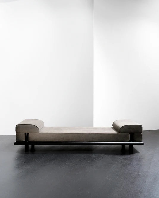 Lit de jour velours taupe + cadre chêne teinté noir Beth