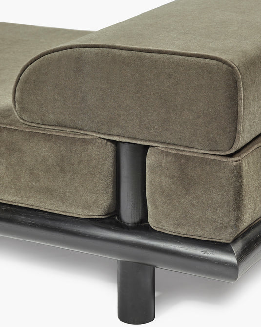 Lit de jour velours taupe + cadre chêne teinté noir Beth