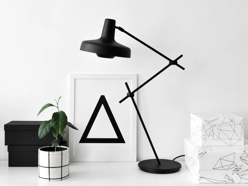 Arigato black table lamp