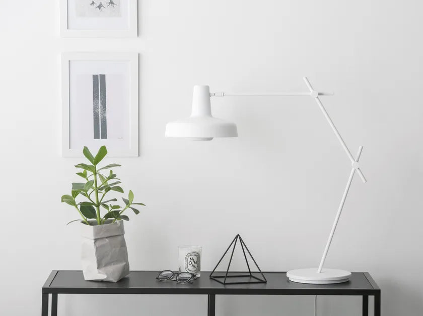 Arigato white table lamp