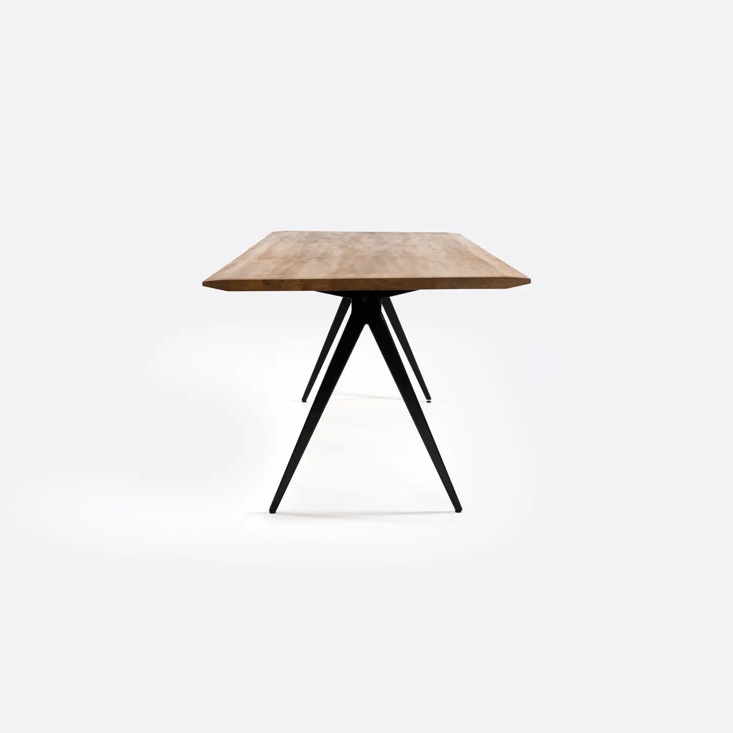 Liku dining table